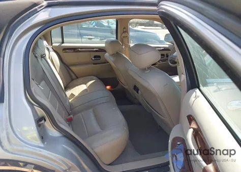 2001 Lincoln Town Car Executive из США, поврежденный, VIN 1LNHM81W71Y709953